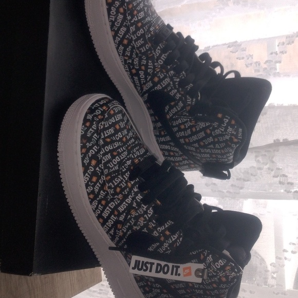 Air Forces - Picture 1 of 4